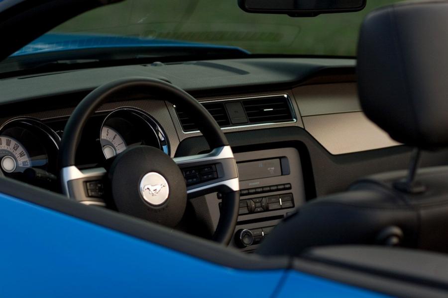 Ford Mustang GT Convertible 2011 года  (фото 25 из 47)